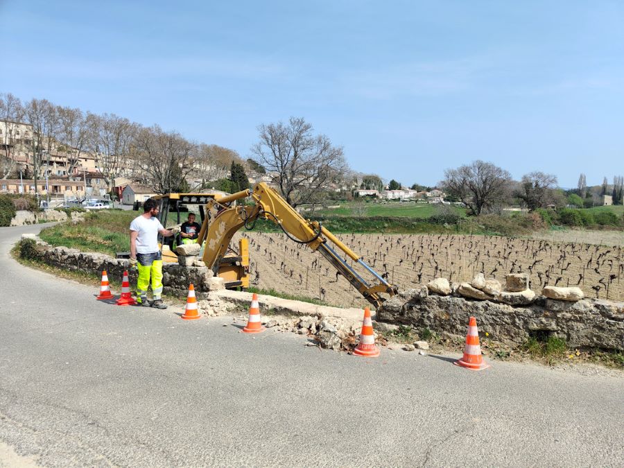 ouvrier tractopelle plots de signalisation Réfection muret chemin du tennis cucuron