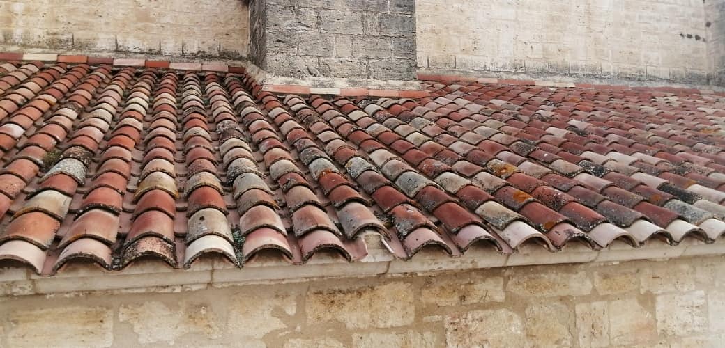 tuiles sur le toit de l'église