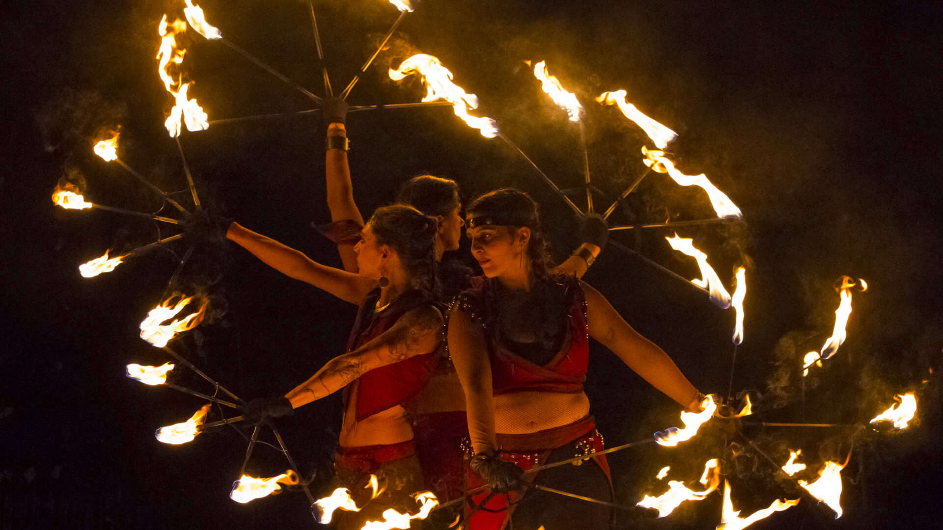 personnes spectacle feu