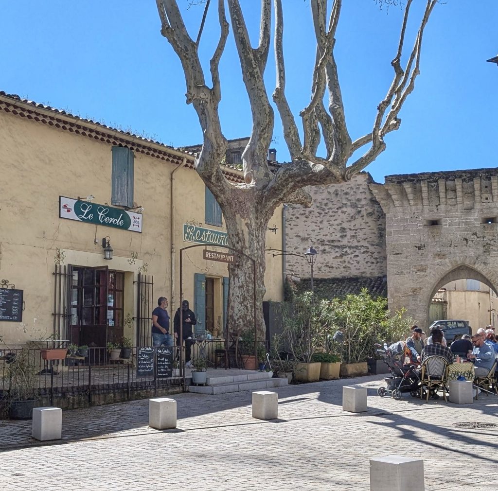 restaurant rue rempart table chaise platanes