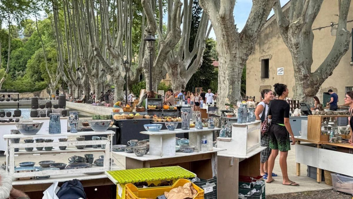 etang platanes personnes poterie stands
