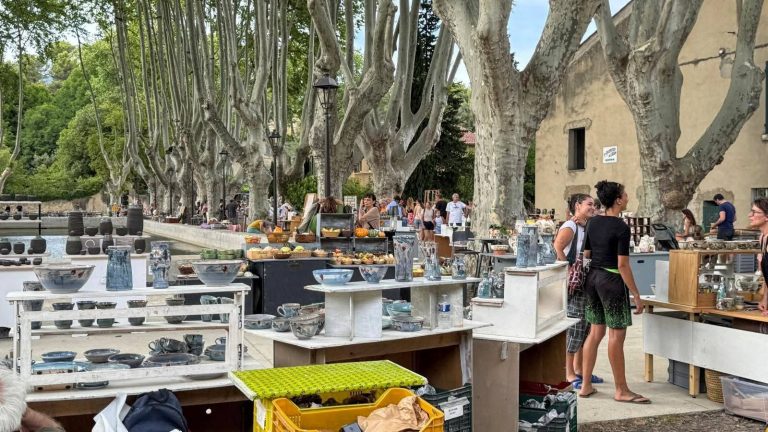 etang platanes personnes poterie stands