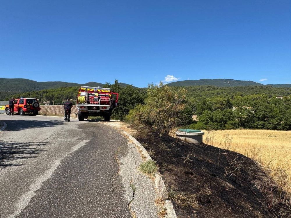 voiture pompiers forestiers terres brulees