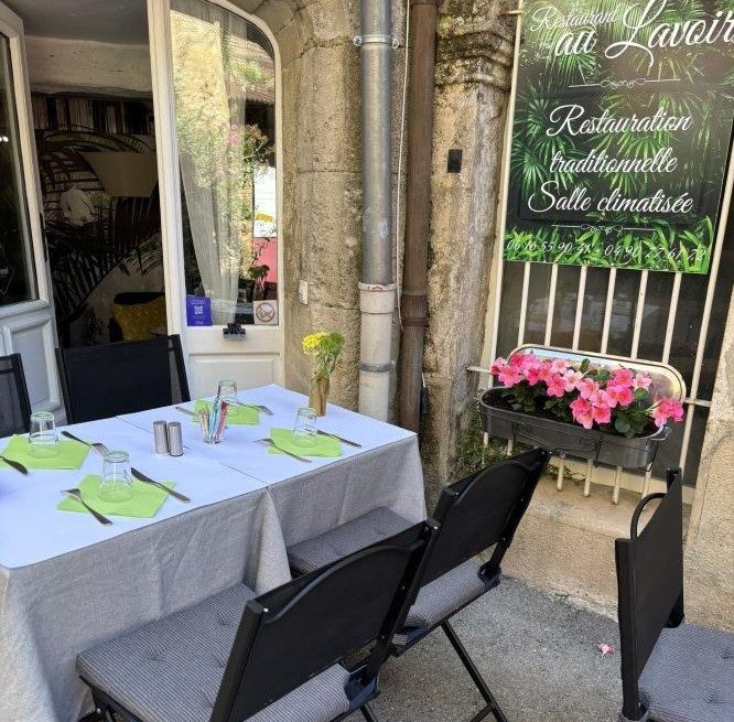 tables chaises fleur devanture
