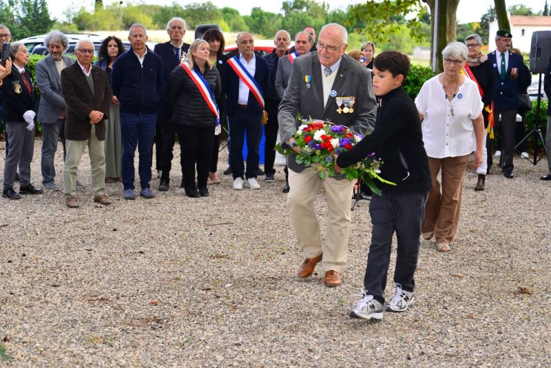 personnes drapeau gerbes