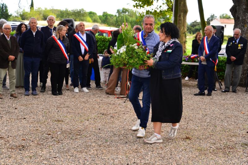 personnes drapeau gerbes