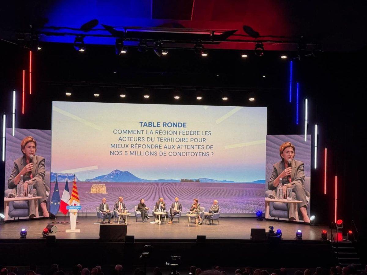 personnes estrade salle