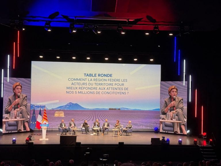 personnes estrade salle