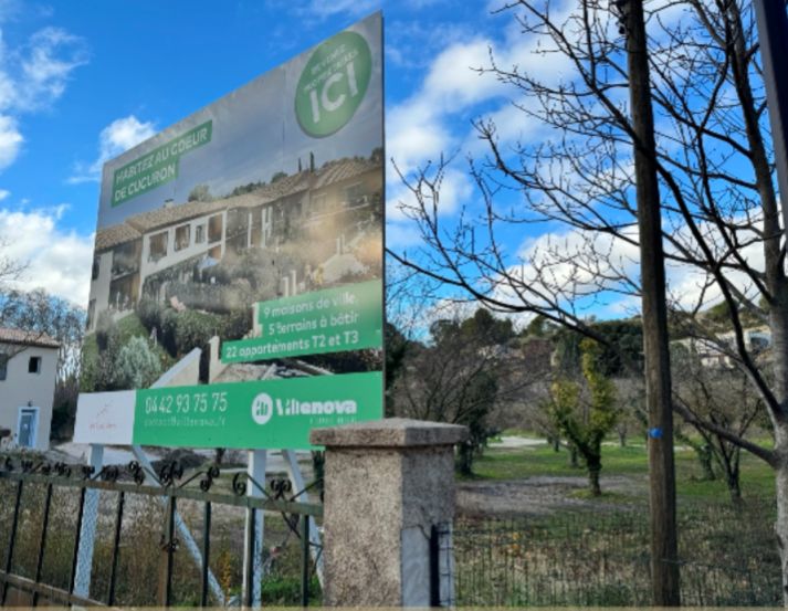 panneau publicitaire terrain