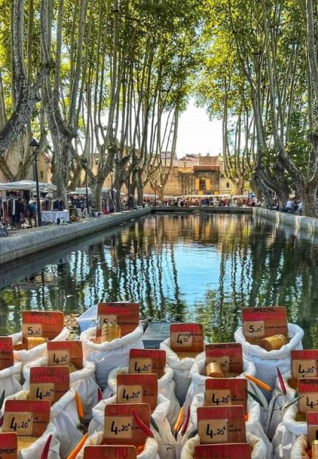 epices devant le bassin de l etangmarche hebdomadaire de cucuron