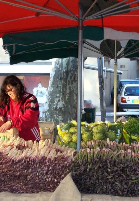 vendeuse_asperges_tour_d_aigues_marche